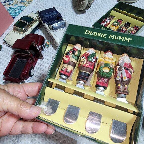 DEBBIE MUMM NWT CHRISTMAS SANTA CHEESE SPREADER KNIVES - Picture 1 of 3